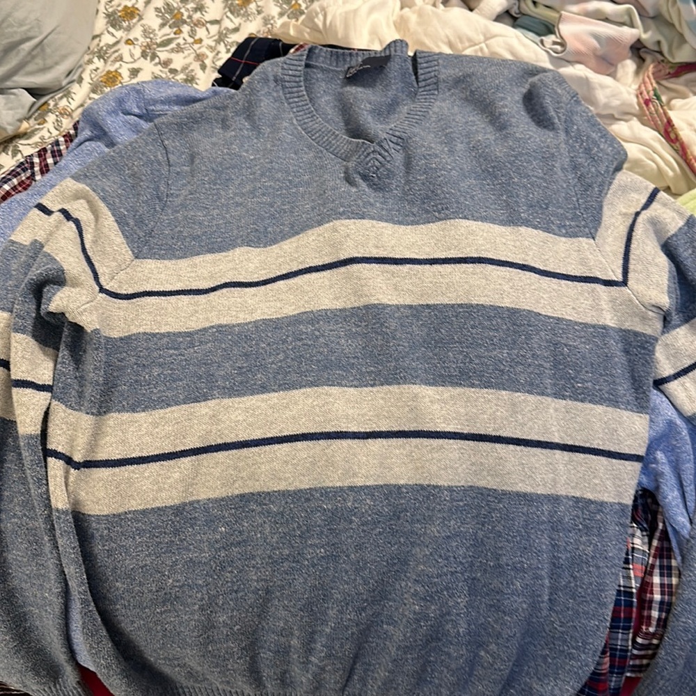 Men’s v neck sweater
